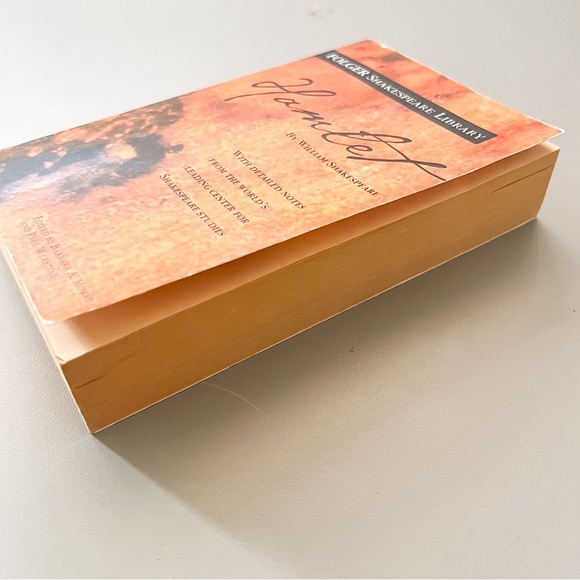 Hamlet by William Shakespeare: Folger Shakespeare Library - Picture 7 of 8